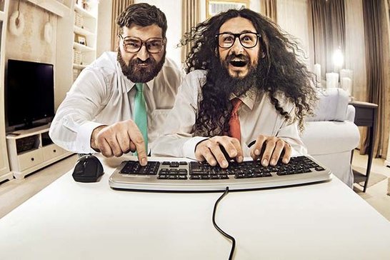 Zwei Programmierer mit Tastatur