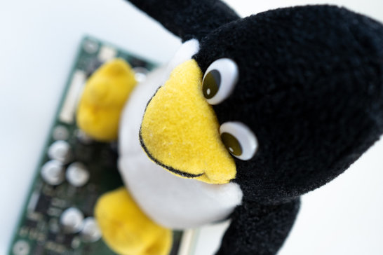 Linux Pinguin Stofftier auf Platine