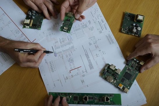 Besprechungssituation mit Platinen in der Hand