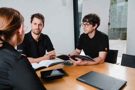 Entwicklung Meeting am Tisch