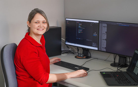 Blick über die Schulter eines Software Entwicklers bei Ginzinger