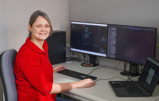 Blick über die Schulter eines Software Entwicklers bei Ginzinger