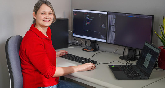 Blick über die Schulter eines Software Entwicklers bei Ginzinger