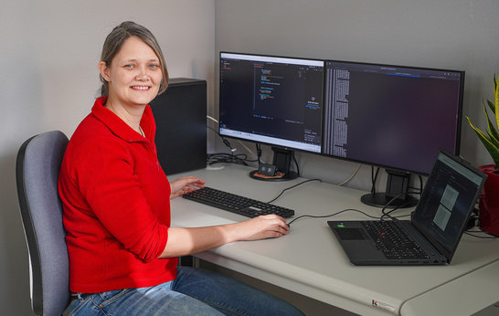 Blick über die Schulter eines Software Entwicklers bei Ginzinger