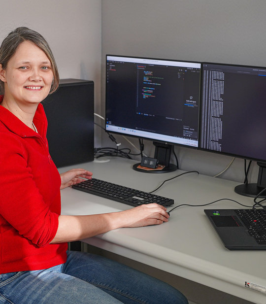 Blick über die Schulter eines Software Entwicklers bei Ginzinger