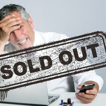 Mann vor Laptop mit Schriftzug Sold out