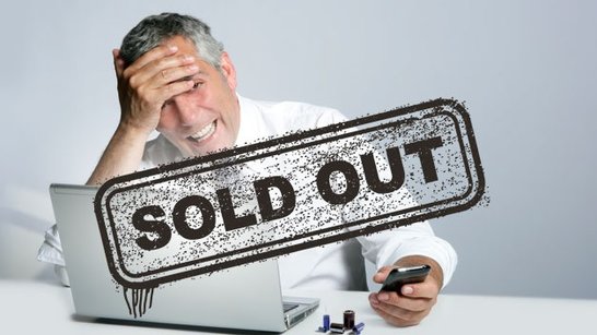 Mann vor Laptop mit Schriftzug Sold out
