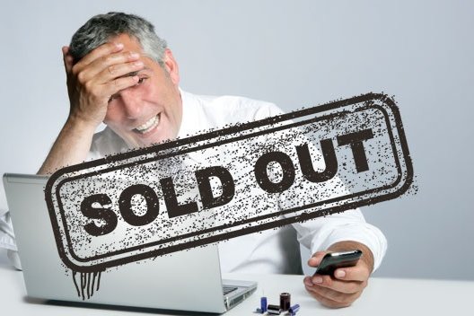 Mann vor Laptop mit Schriftzug Sold out