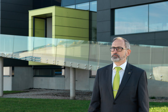 Herbert Ginzinger vor dem Firmengebäude