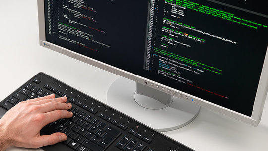 Software Entwicklung am Monitor mit Tastatur