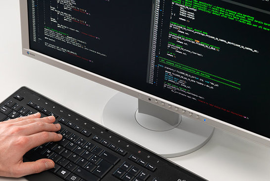 Software Entwicklung am Monitor mit Tastatur