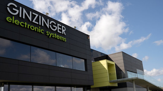 Frontansicht des Ginzinger Firmengebäudes in Weng