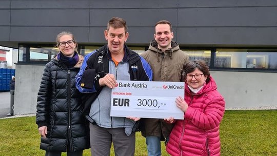 Spendenuebergabe vor dem Ginzinger Firmengebaeude