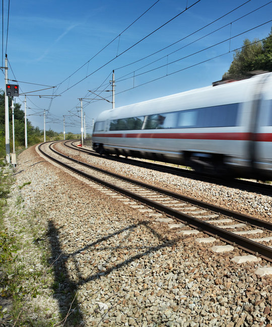 Hochgeschwindigkeitszug auf Gleisen