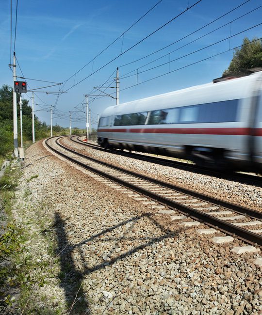 Hochgeschwindigkeitszug auf Gleisen