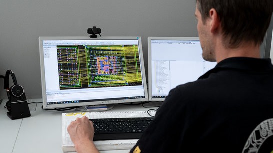 Blick über die Schulter eines Hardware Entwicklers bei Ginzinger