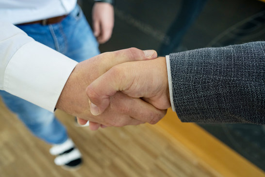 Handschlagqualität Handshake zweier Mitarbeiter