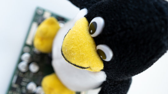 Linux Pinguin Stofftier auf Platine