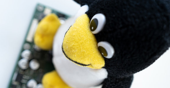 Linux Pinguin Stofftier auf Platine