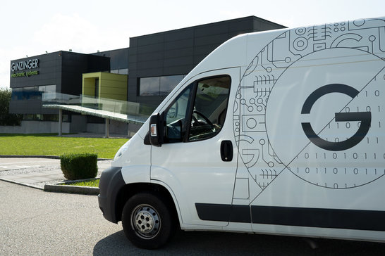 Ginzinger Gebäude mit Firmenbus davor