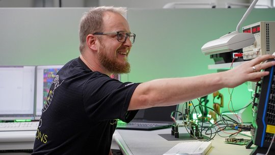 Mann bei Hardwareentwicklung